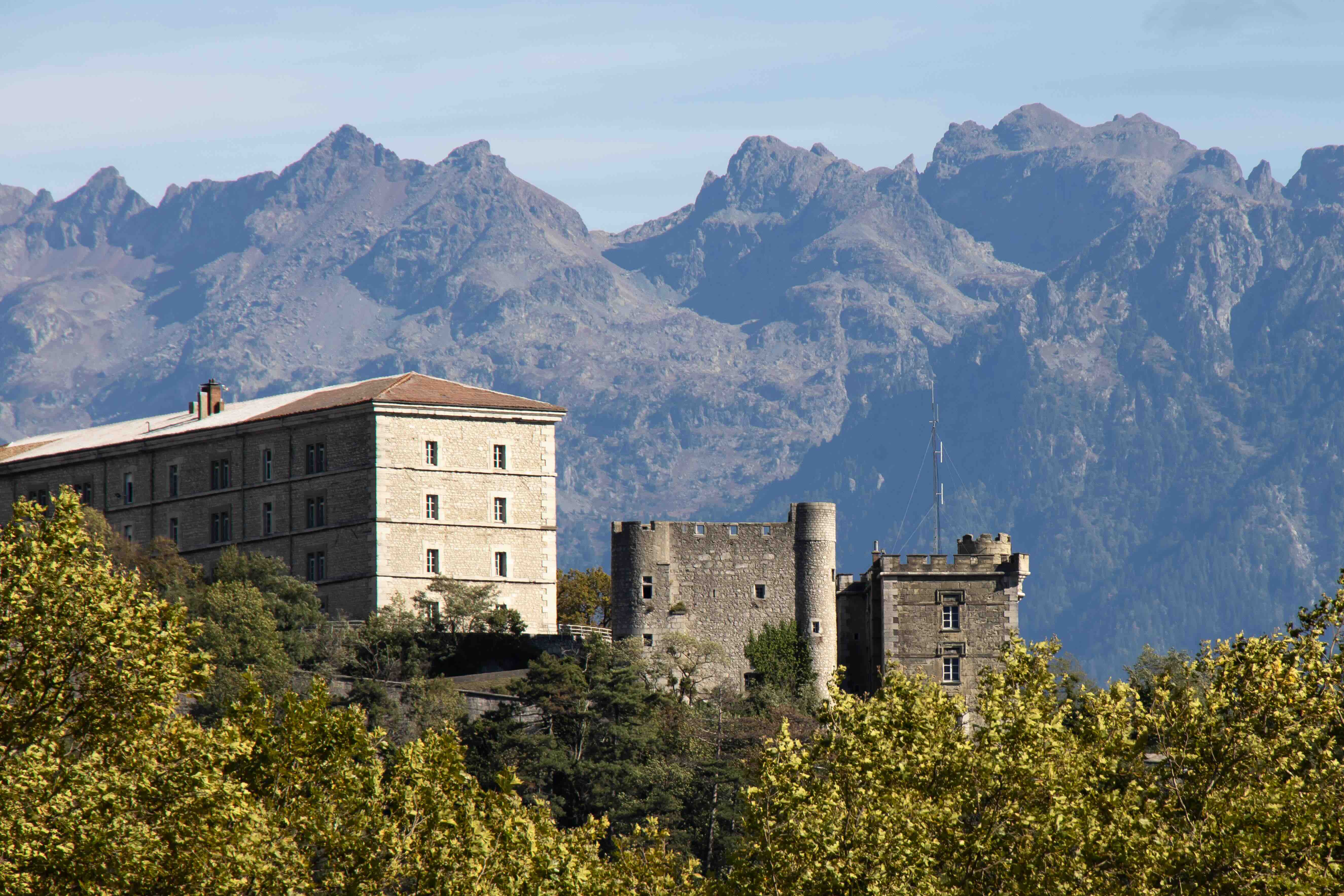 le fort du Rabot de Grenoble sur fond des montagnes de la chaine de Belledonne