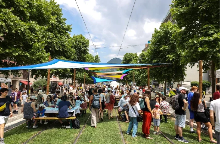 Photo de personnes déambulant sur les voies du tram lors de la Fête des Tuiles