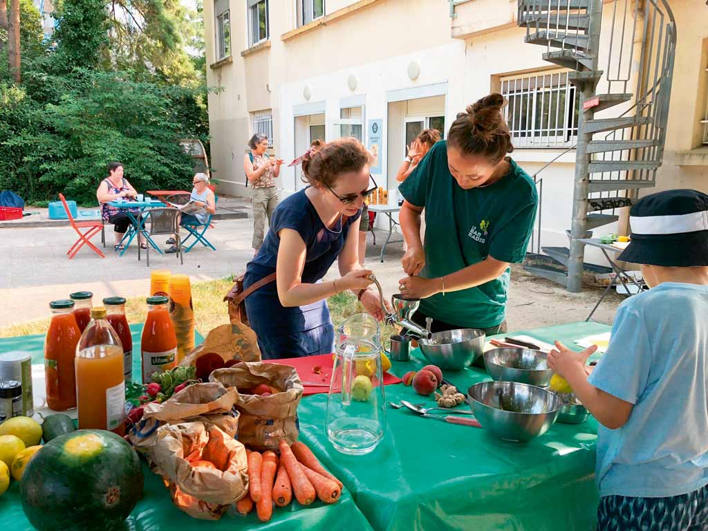 Des personnes se servent sur un buffet installé à l'extérieur de la bibliothèque.