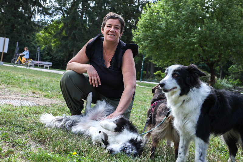 Portrait de Nathalie Fontecave avec ses trois chiens.