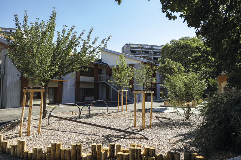Les espaces extérieurs ont été rénovés et végétalisés.