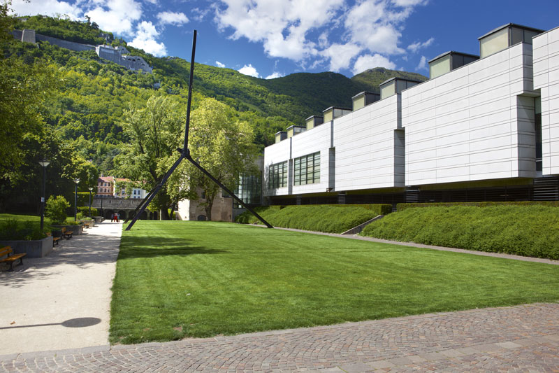 Parvis du Musée.