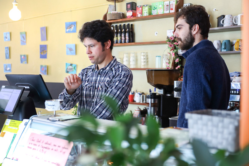 Hugues et Andreas sont à la caisse du restaurant.
