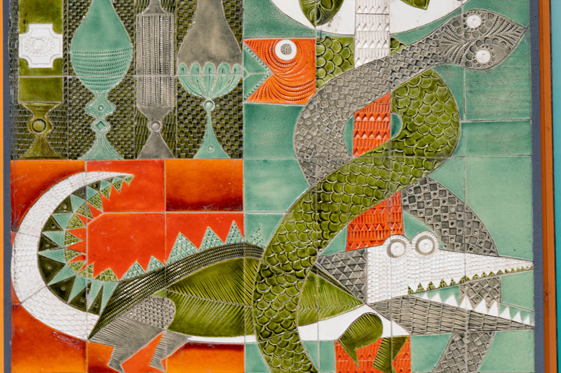 Une mosaïque représente des serpents entourant un crocodile.