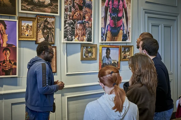 Fasky à la Maison Internationale Grenoble devant son exposition et les étudiants en deuxième année de Master Information-Communication publique et médias de l’Université Grenoble Alpes