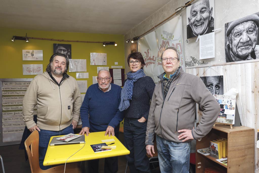 L'équipe de la compagnie pose dans le cabinet de curiosité.