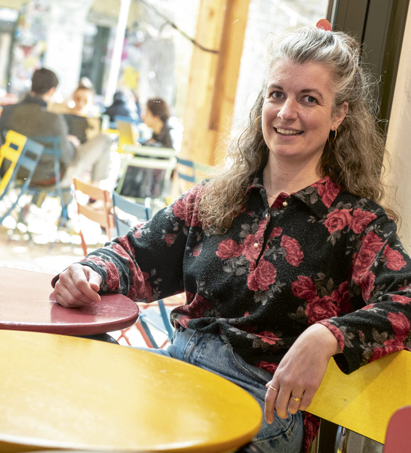 Flora Mérindol pose dans un café.