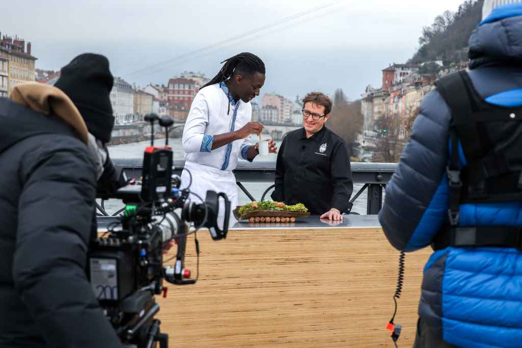 Mory Sacko et Stéphane Froidevaux en plein tournage.