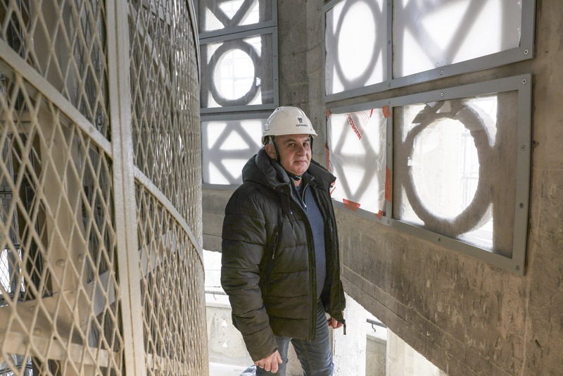 Patrick Bisoli, à l'intérieur de la tour Perret.