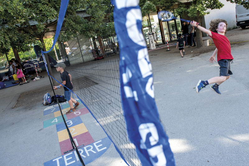 Des enfants jouent au badminton.