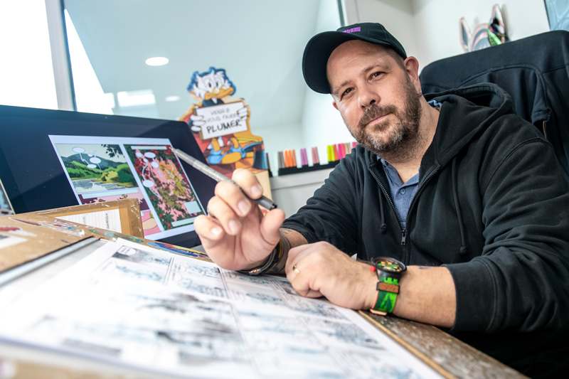 Nicolas Keramidas travaille sur une planche.