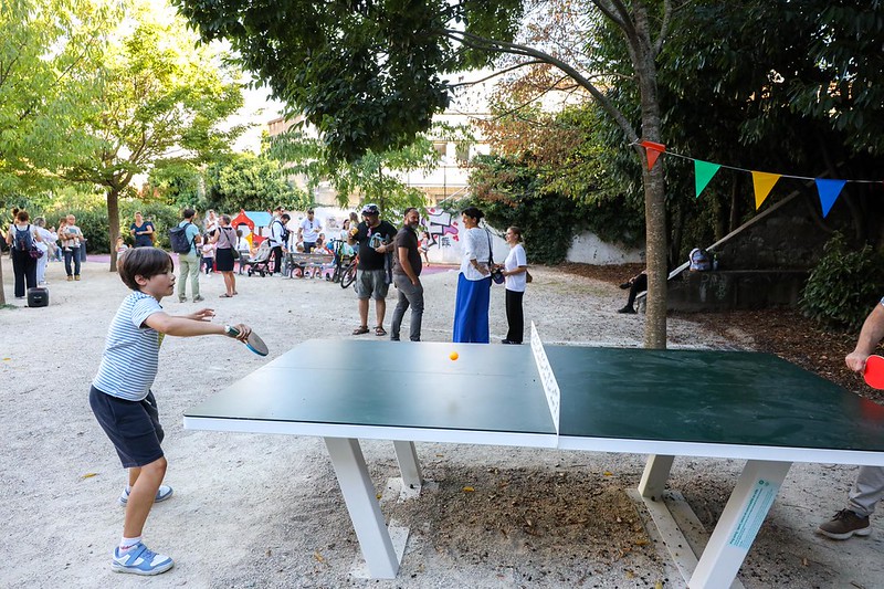 Des personnes jouent au ping-pong dans le jardin du Bois d'Artas.