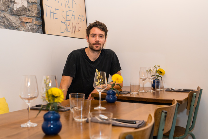 Portrait de Guillaume Duboeuf attablé dans son restaurant.