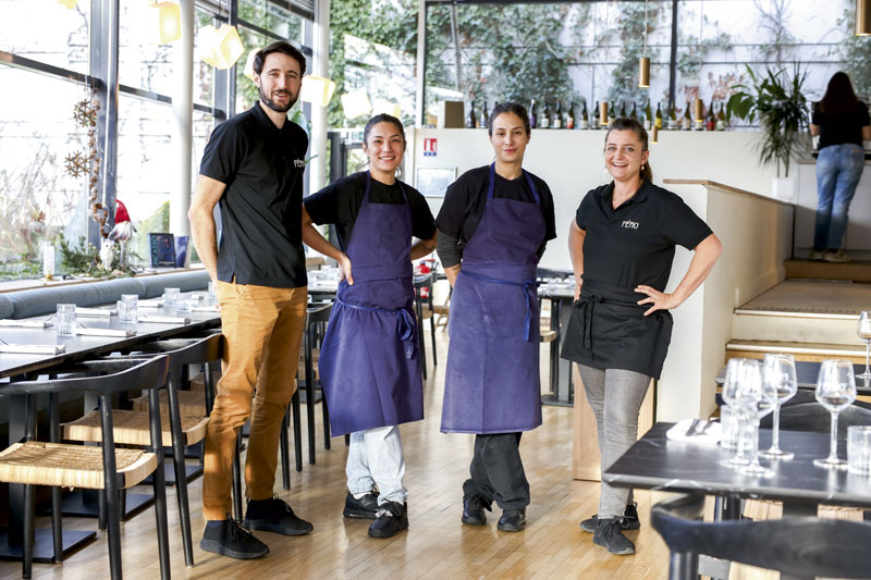 L'équipe pose dans son restaurant.