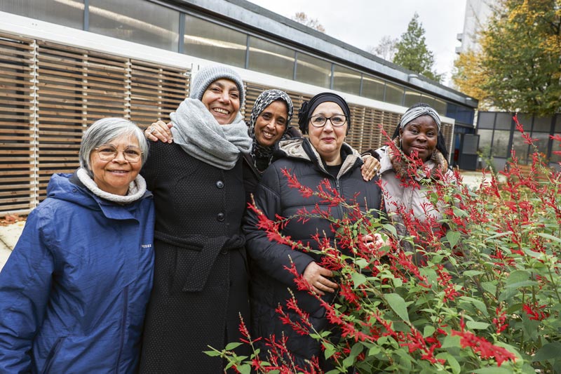 Cinq bénévoles prennent la pose.