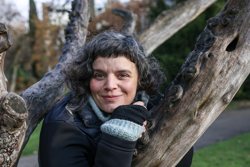 Natacha Dubois dans le jardin des Plantes.