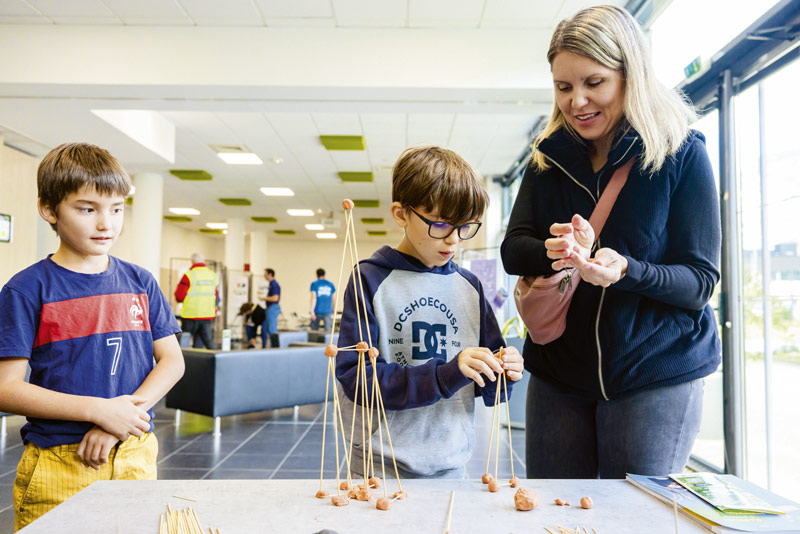 Une famille réalise une expérience.
