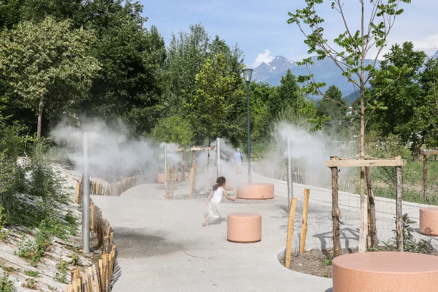Photo d'une enfant courant dans les brumisateurs du parc Flaubert