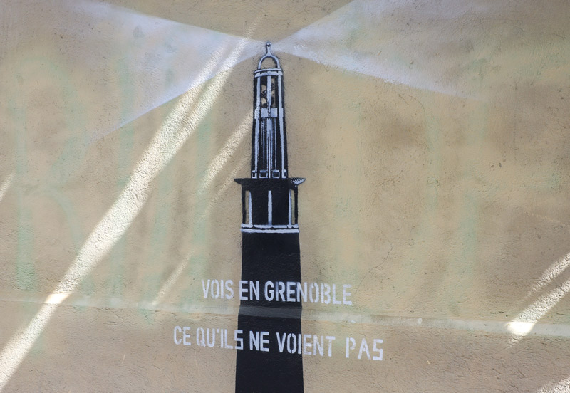 Une peinture au mur montre la tour Perret transformée en phare.