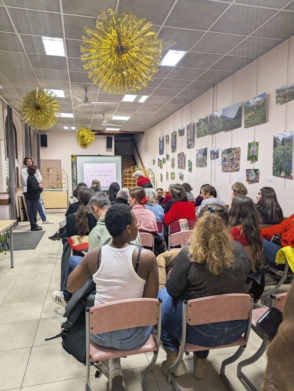 Un groupe de personne assiste à une conférence.