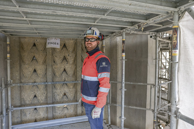 Jordan Claustre, sur les échafaudages de la tour Perret.