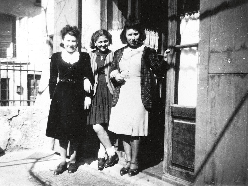 Anne-Marie Lerme-Mingat (à droite) et sa mère entourant Felicia Przedboski, enfant juive cachée, à Domène. 