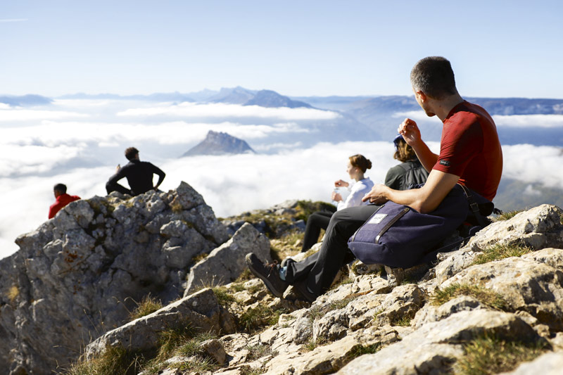 Des marcheurs profitent du paysage au sommet de la Pinéa.