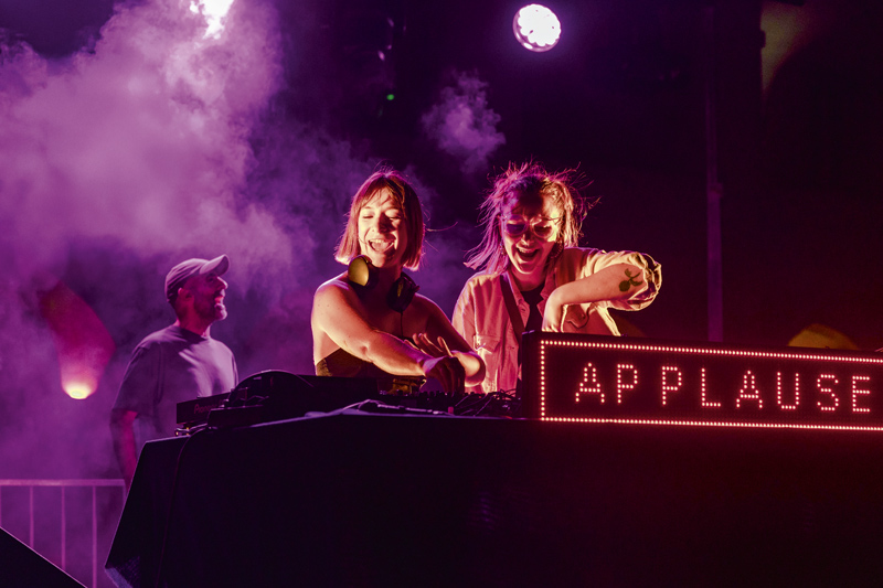 Deux femmes en plein mix. 