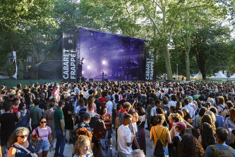 La foule devant la scène du Cabaret Frappé.
