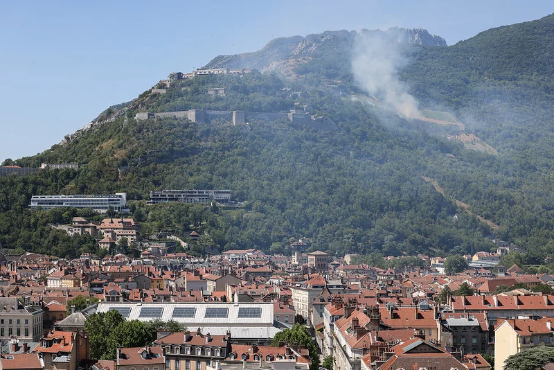 Vue de l'incendie sur les flancs de la Bastille.