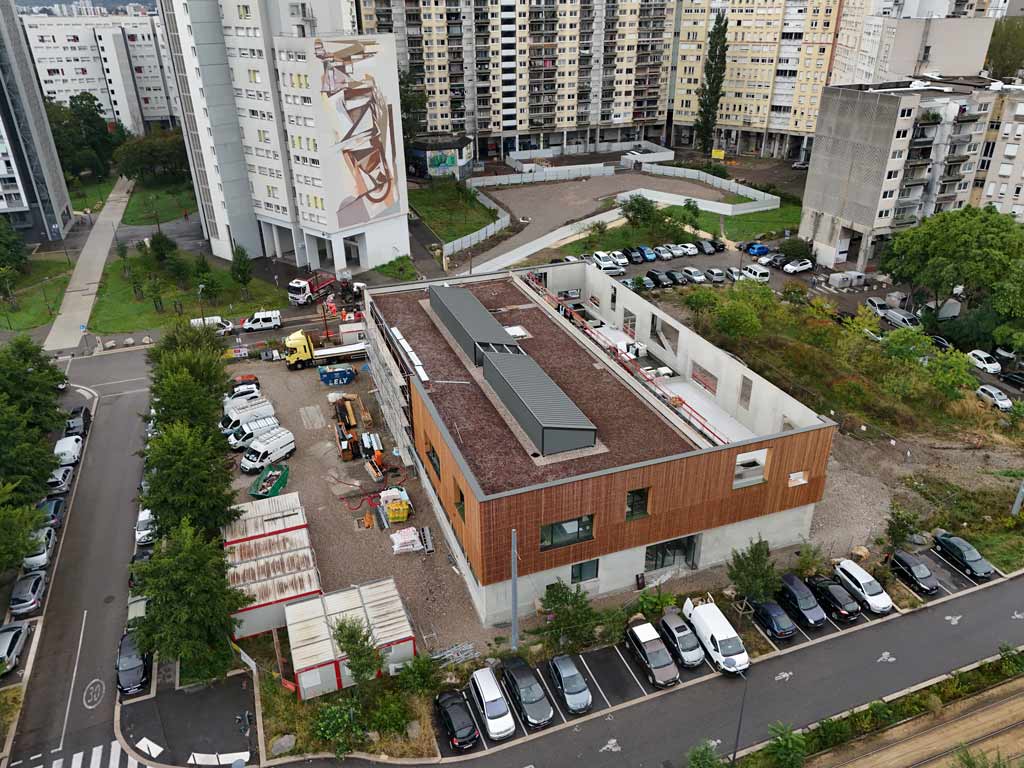 Vue aérienne sur le bâtiment.