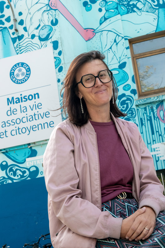 Portrait d'Amélie Artis devant la Maison de la vie associative et citoyenne.