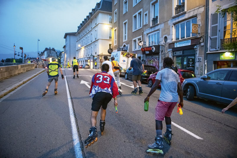 Des personnes roulent à roller sur les quais de Grenoble.