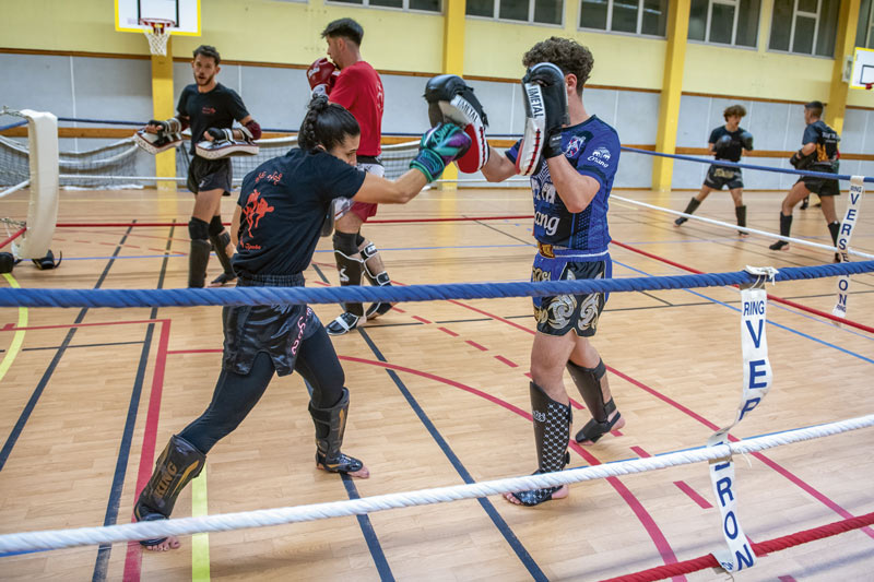 Un homme et une femme s'entraînent dans un ring.