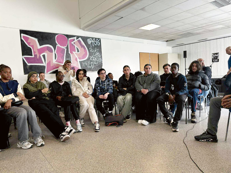 Des jeunes sont réunis dans une salle.