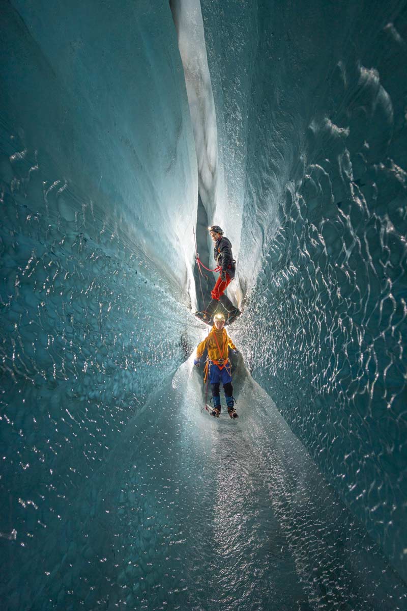 Deux alpinistes posent entre deux murs de glace.