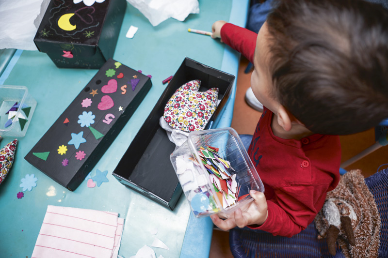 Un enfant réalise des loisirs créatifs.