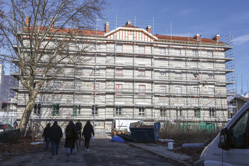 Un immeuble est recouvert par des échafaudages.