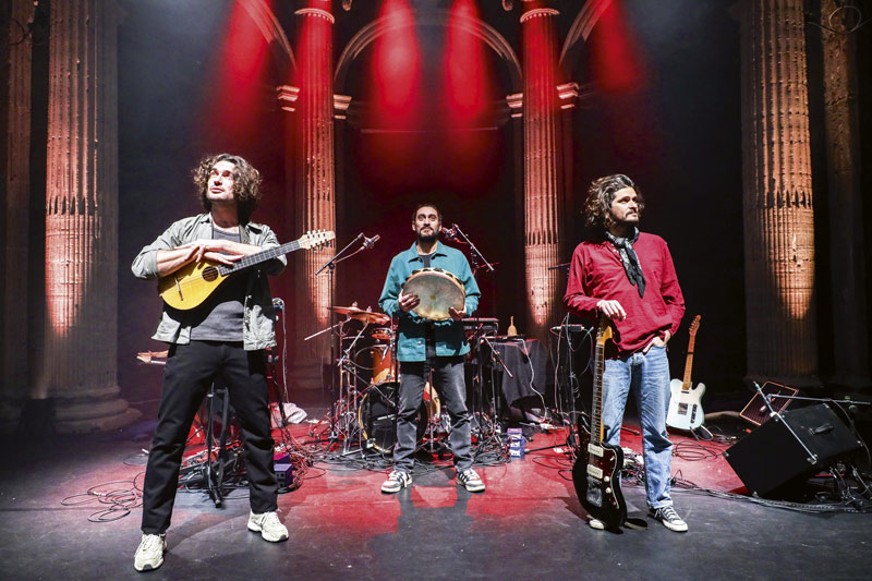 Photo du groupe sur scène.