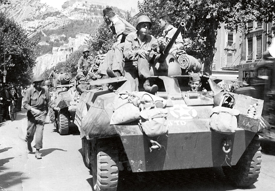 Chars américains sur le cours Jean-Jaurès le 22 août 1944. 