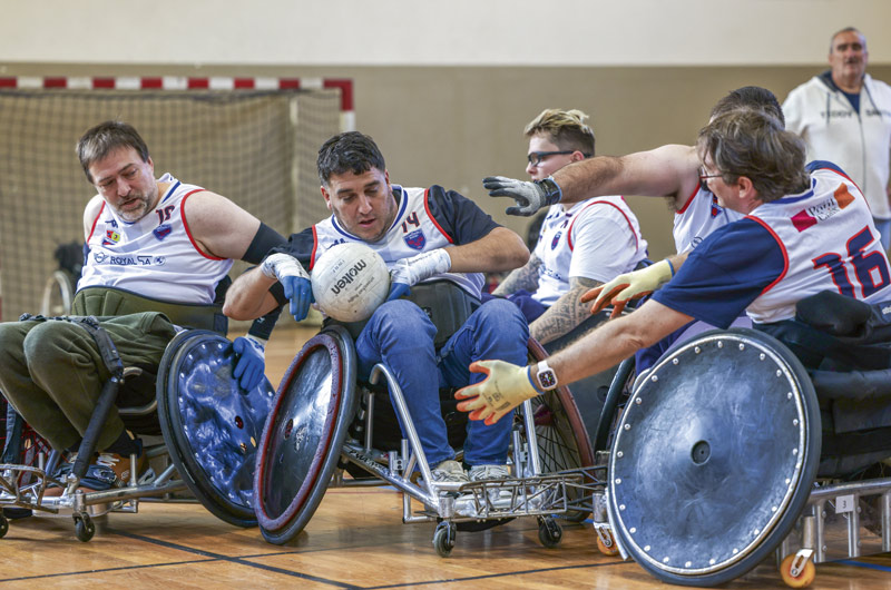 Les joueurs sont en plein match. 