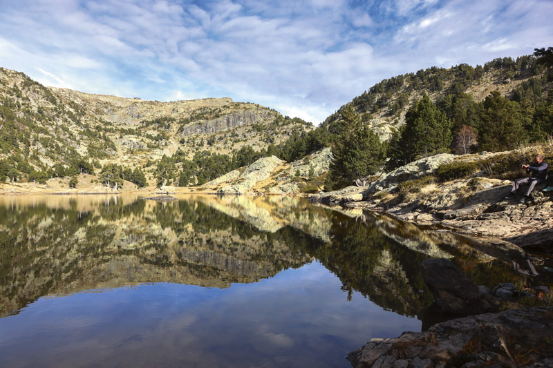 Le lac Achard est entouré de montagnes.