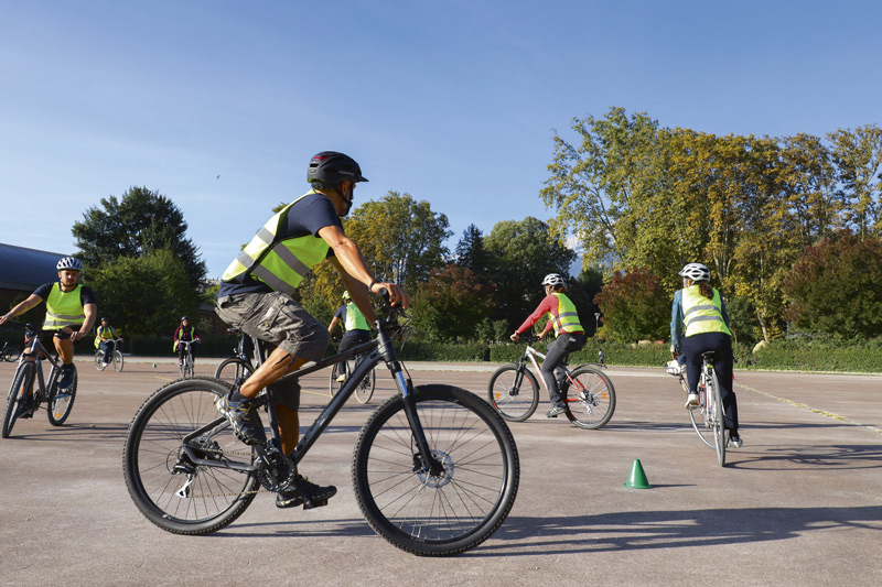 Des apprentis cyclistes suivent un parcours sur l'anneau de vitesse.