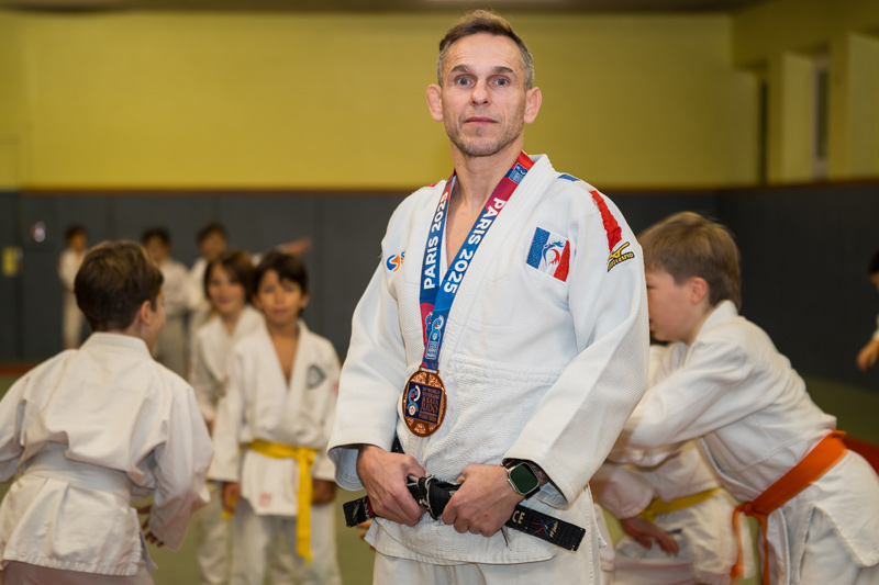  Ronny Hugon-Jeannin pose sur le tatamis.