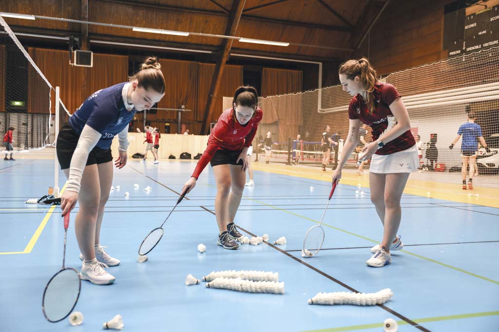 Des femmes jouent au badminton.