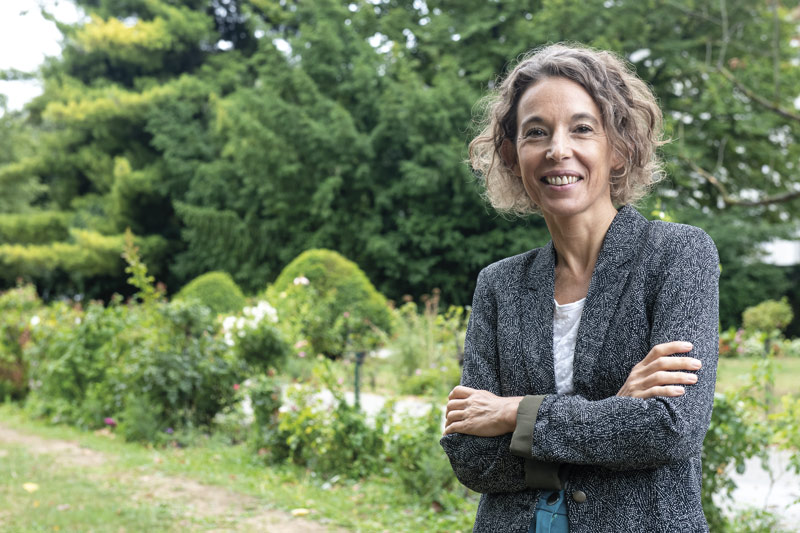 Portrait d'Amandine Germain dans un parc.