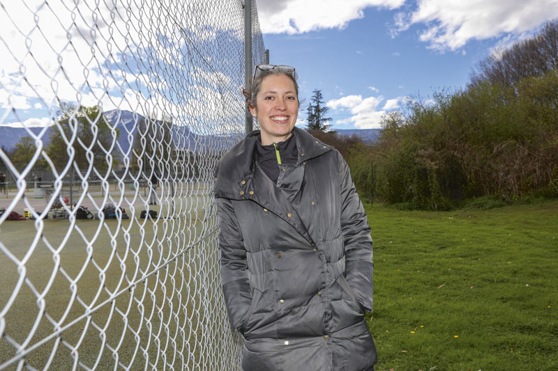 Portrait de Elsa Fatet en bord de terrain.