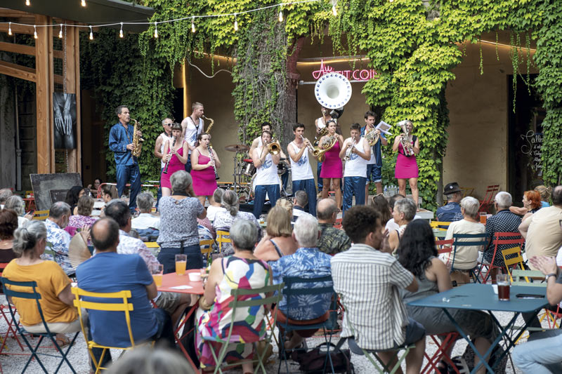 Un orchestre joue sur la scène du festival.