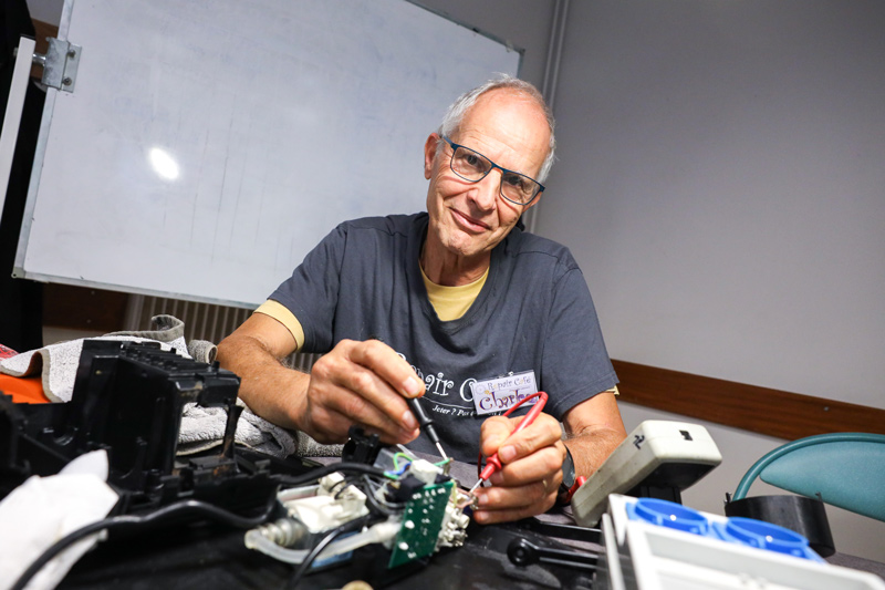 Portrait de Charles Jimenez en train de bricoler.