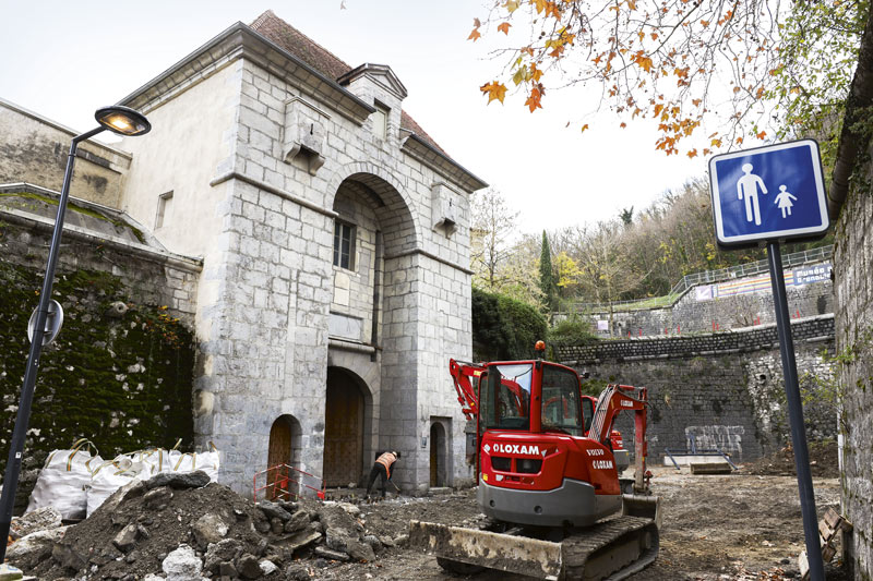 La rue est en plein travaux.